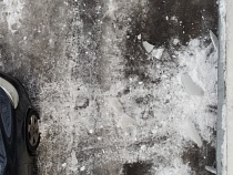 Соцсети: на тротуар улицы Сергеева упали огромные глыбы льда