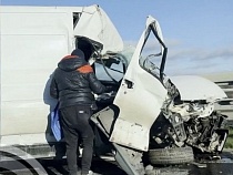 На Приморском кольце микроавтобус разбился об ограждение