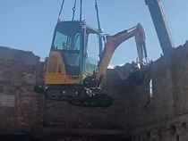 Над немецким замком в Калининградской области взлетел экскаватор