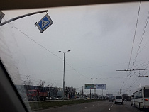 Знак над проезжей частью на Московском проспекте держится на честном слове