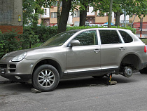 Арест «Порше Кайенн» заставил предпринимателя вернуть трудовую книжку бывшему сотруднику