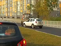 На улице Гагарина погрузчик хотел пободаться с «Рено Дастер» (видео)