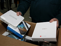 Калининградец вез через границу в дверцах минивэна 283 телефона и планшета