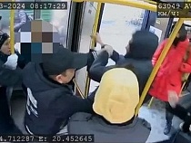 В Калининграде вытолкали из автобуса странного человека в чёрном
