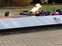 Ещё у одного Вечного огня в Калининграде поспали бомжи