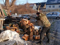 В Пионерском мать участника СВО обеспечили дровами