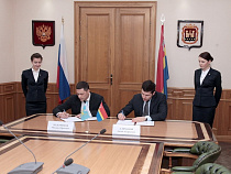 Антон Алиханов и Михаил Ведерников подписали соглашение о сотрудничестве своих регионов