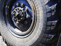 В Калининграде на проезжей части в яму провалился грузовик