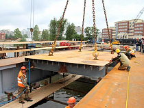 На Высоком мосту монтируют основание будущей проезжей части (фото)