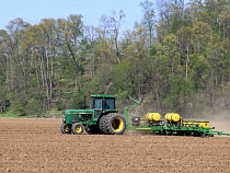 Трое работников тракторного парка похитили тонну минеральных удобрений