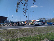 От удара «Вольво» «Тойота Камри» опрокинулась на крышу в Большом Исаково (видео)