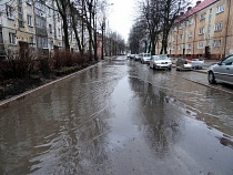 Часть ремонтируемой улицы П. Морозова в Калининграде затопило