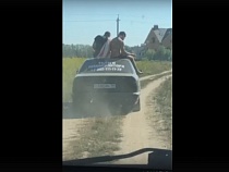 Появилось видео ехавших на крыше автомобиля полуголых пассажиров