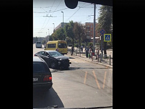 В Калининграде лоб в лоб столкнулись маршрутка и «Хёндай» (видео)