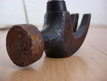 34-летняя калининградка разбила молотком компьютер молодого сожителя