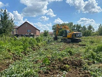 В Большом Исаково рубят деревья и засыпают озеро