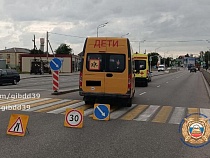 80-летний водитель школьного автобуса сбил 74-летнюю на переходе