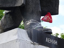 В Черняховске Ленину примотали поздравление к ноге