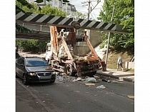 Мусоровоз чуть не срезал железнодорожный мост в Калининграде