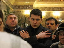 РПЦ: грузины подарили Алиханову виноградный крест  