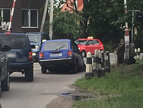 В провал на Арсенальной угодил автомобиль «Почты России»