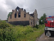 В Озёрском районе женщину спасали через окно