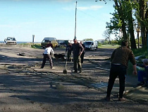 Жители Балтийской косы за 30 минут самоорганизовались на ремонт дороги (видео)