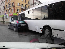 Автобус №21 врезался в легковушку на перекрёстке Багратиона и Суворова (видео)