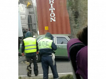 «Мерседес» влетел под фуру у Кострово