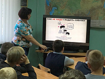 В полиции детям рассказали, как не надо гладить собачку