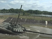 В Калининградской области танки сняли подводное видео
