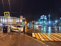 На площади Победы в Калининграде столкнулись два легковых автомобиля