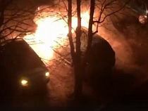 Водитель едва спас свою машину от пожара в соседнем авто (видео)