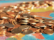 Два друга вытащили из монетоприемника аттракциона 15 900 рублей