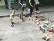 Люди баррикадируют двор, чтобы не пустить машины в Московский район