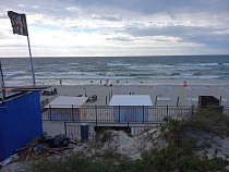 Пляжи Калининградской области у моря внезапно покрылись чёрными флагами