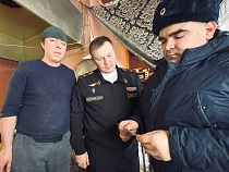 В Калининграде экс-мигрантам вручили повестки в военкомат