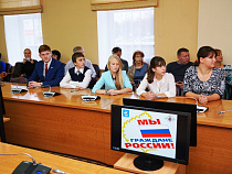 Ярошук вручил паспорта 20 юным калининградцам