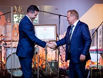 Алиханов поздравил крупного застройщика Калининграда 