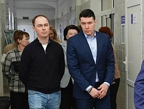 Алиханов проверил ремонт поликлиники в Озёрске