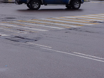 Очевидцы: на выезде из Гурьевска автомобиль переехал упавшую женщину