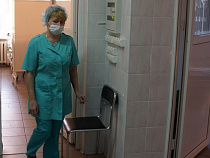 Сотрудница больницы украла у посетительницы 180 тысяч рублей и 500 евро