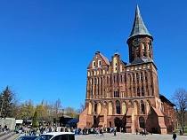 Очередь туристов к немецкому собору в Калининграде порвала всех
