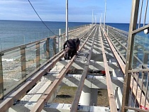 На закрытом на ремонт пирсе Зеленоградска начался монтаж подсветки