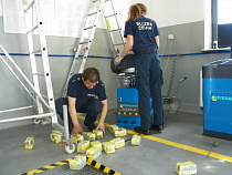 Россиянка спрятала в автомобильных шинах более 600 пачек сигарет