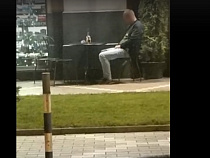 У ТРЦ «Европа» сняли писающего сидя мужчину (видео)