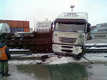В Калининграде не смогли разъехаться фура-контейнеровоз и грузовой состав
