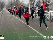 В Багратионовске активисты пробежали с муляжами автоматов