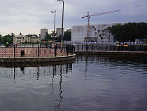 В Калининграде трое неудачно попытались согнуть фонарный столб 