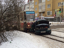 Чешский трамвай протаранил американский минивэн на улице Алябьева